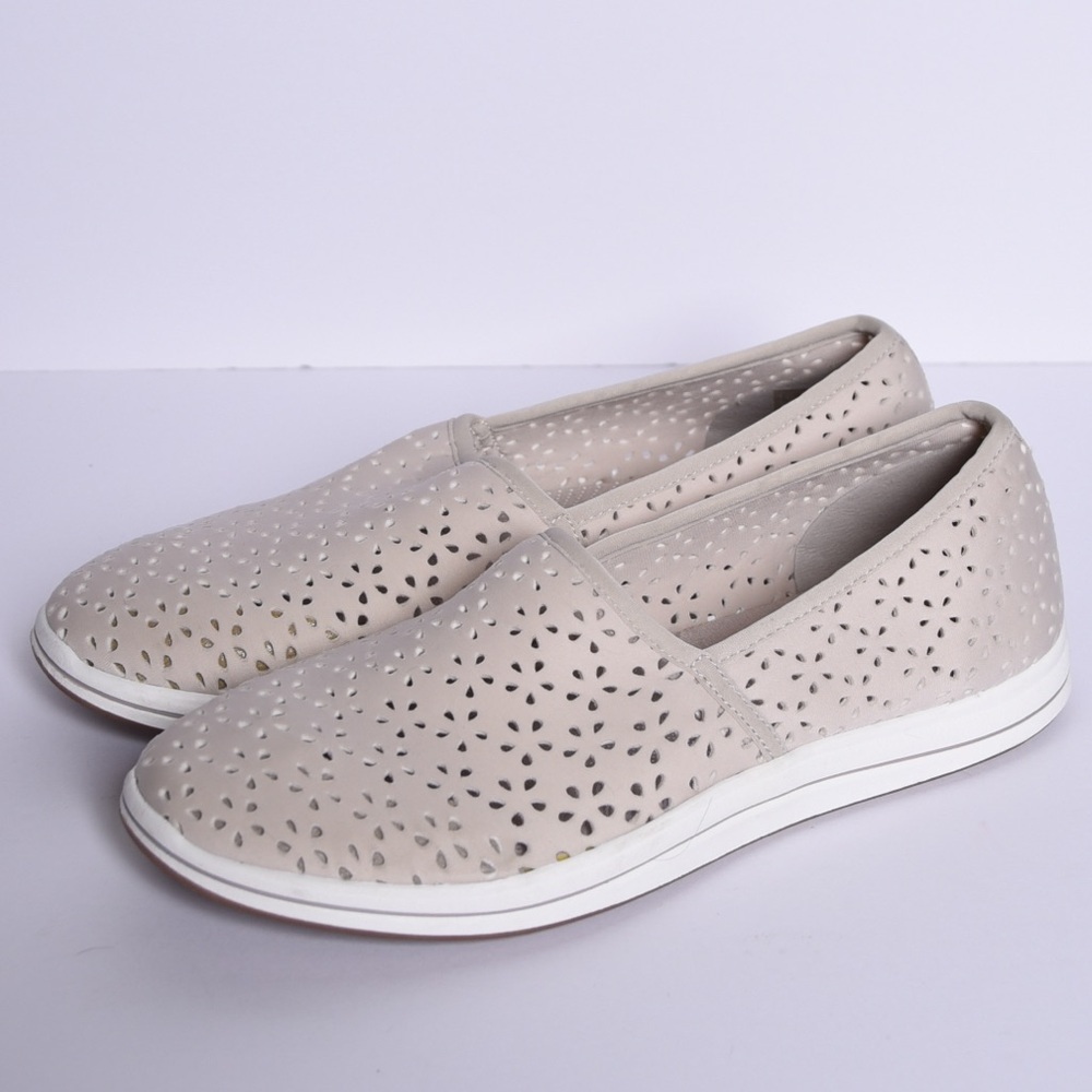 Clark's women's slip on shoes taupe size 8W with floral laser cut detail